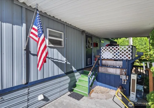 Photo 4 of Manufactured home for sale at 855 Hazel Dell Rd #12, Castle Rock, WA 98611 | MLS# NWM2551297 | Listing updated on 2026-10-01
