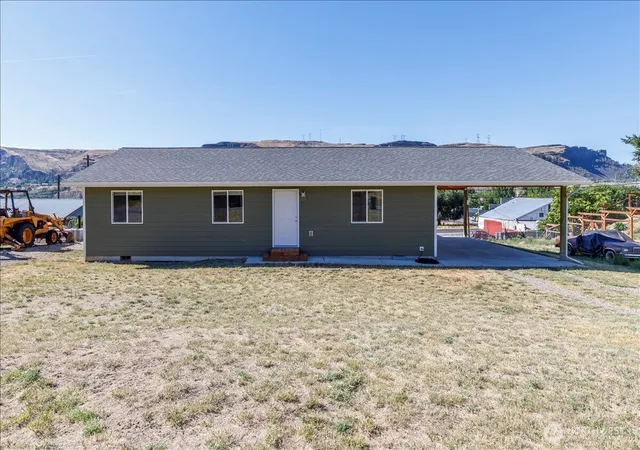 Photo 2 of Sale Pending at 109 C St, Grand Coulee, WA 99133 | MLS# NWM2551347 | Listing updated on 2026-09-25
