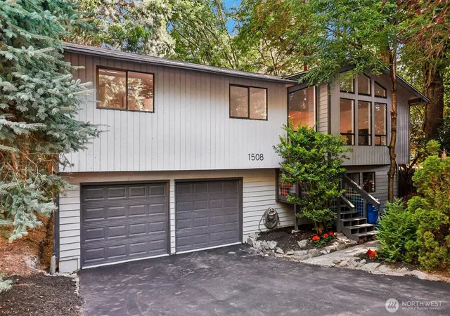 Photo 3 of Single family home for sale at 1508 Ne Brockman Pl, Seattle, WA 98125 | MLS# NWM2551424 | Listing updated on 2026-09-27