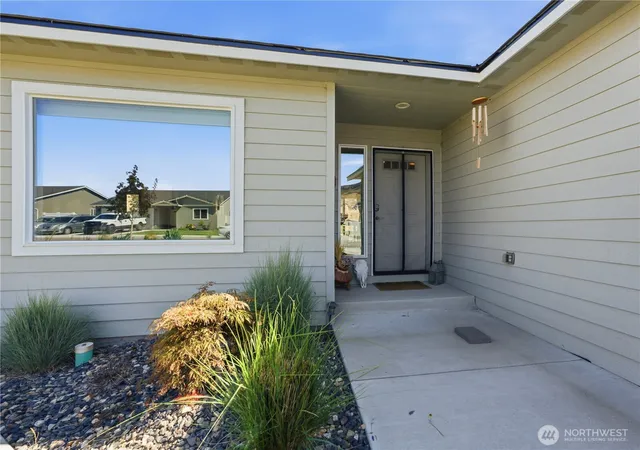 Photo 3 of Single family home for sale at 159 George Loop, Rock Island, WA 98850 | MLS# NWM2551648 | Listing updated on 2026-09-22