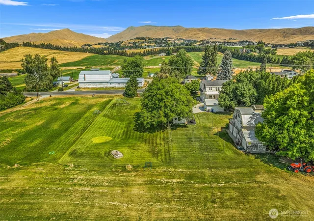 Photo 3 of Single family home for sale at 1105 Easy St, Wenatchee, WA 98801 | MLS# NWM2551669 | Listing updated on 2026-09-17