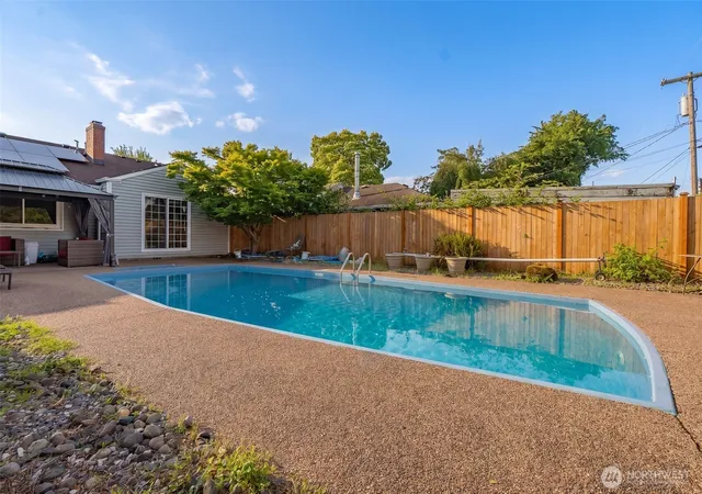 Photo 4 of Single family home for sale at 1021 H St, Centralia, WA 98531 | MLS# NWM2551724 | Listing updated on 2026-09-22
