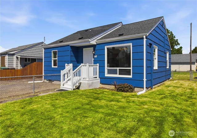 Photo 1 of Sale Pending at 810 30th Avenue, Longview, WA 98632 | MLS# NWM2551755 | Listing updated on 2026-10-02
