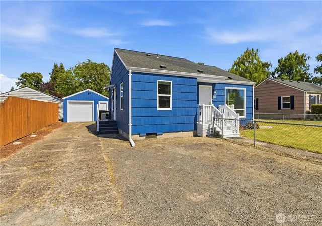 Photo 2 of Sale Pending at 810 30th Avenue, Longview, WA 98632 | MLS# NWM2551755 | Listing updated on 2026-10-02