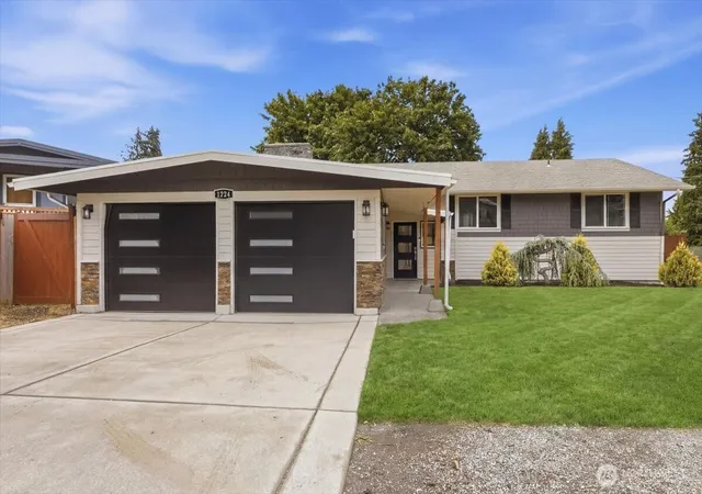 Photo 1 of Single family home for sale at 1724 N Narrows Dr, Tacoma, WA 98406 | MLS# NWM2551774 | Listing updated on 2026-09-30