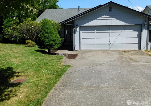 Photo 2 of Sale Pending at 4301 S 4th Avenue, Everett, WA 98203 | MLS# NWM2551781 | Listing updated on 2026-08-06