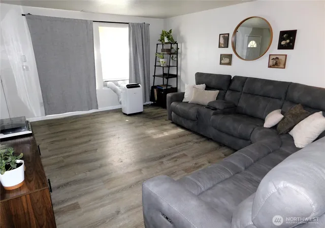 Photo 3 of Sale Pending at 4301 S 4th Avenue, Everett, WA 98203 | MLS# NWM2551781 | Listing updated on 2026-08-06