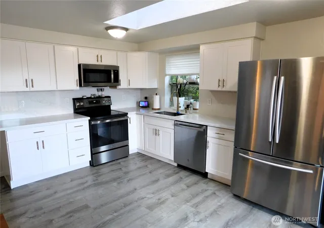Photo 4 of Sale Pending at 4301 S 4th Avenue, Everett, WA 98203 | MLS# NWM2551781 | Listing updated on 2026-08-06