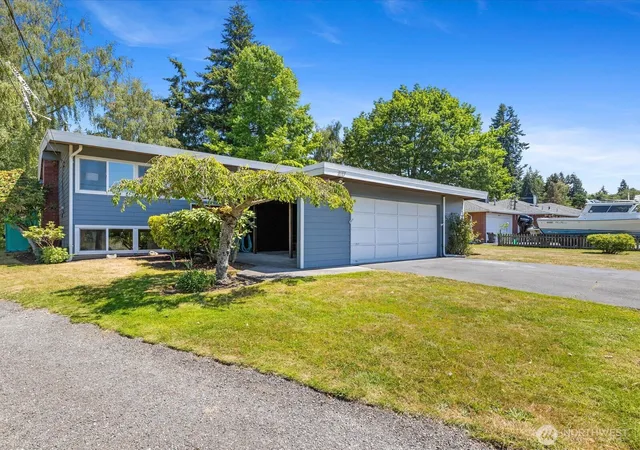 Photo 2 of Single family home for sale at 817 Olympic Blvd #A, Everett, WA 98203 | MLS# NWM2551919 | Listing updated on 2026-09-30