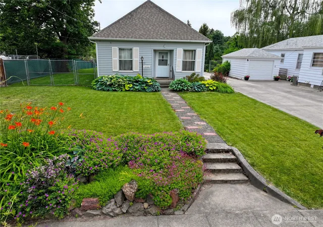 Photo 2 of Sale Pending at 1060 Francis Ave, Walla Walla, WA 99362 | MLS# NWM2551986 | Listing updated on 2026-09-19