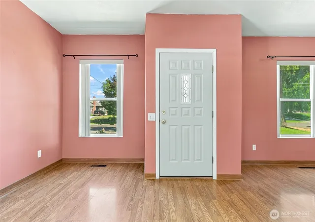 Photo 3 of Sale Pending at 1060 Francis Ave, Walla Walla, WA 99362 | MLS# NWM2551986 | Listing updated on 2026-09-19
