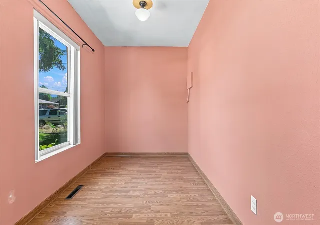 Photo 3 of Sale Pending at 1060 Francis Ave, Walla Walla, WA 99362 | MLS# NWM2551986 | Listing updated on 2026-09-19