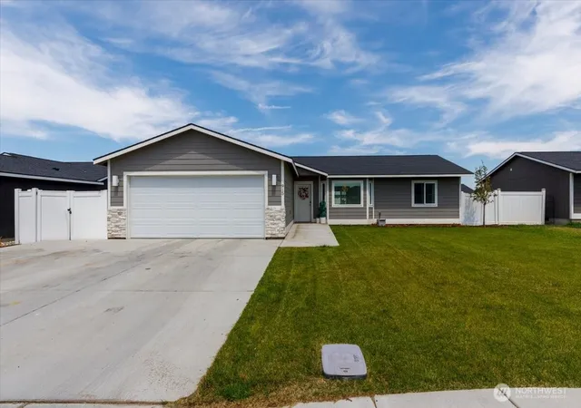 Photo 1 of Single family home for sale at 915 E Mt Adams St, Othello, WA 99344 | MLS# NWM2552022 | Listing updated on 2026-09-22