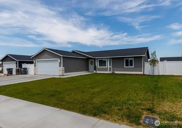 Photo 3 of Single family home for sale at 915 E Mt Adams St, Othello, WA 99344 | MLS# NWM2552022 | Listing updated on 2026-09-22