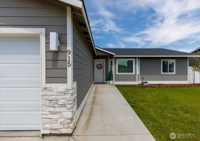 Photo 3 of Single family home for sale at 915 E Mt Adams St, Othello, WA 99344 | MLS# NWM2552022 | Listing updated on 2026-09-22