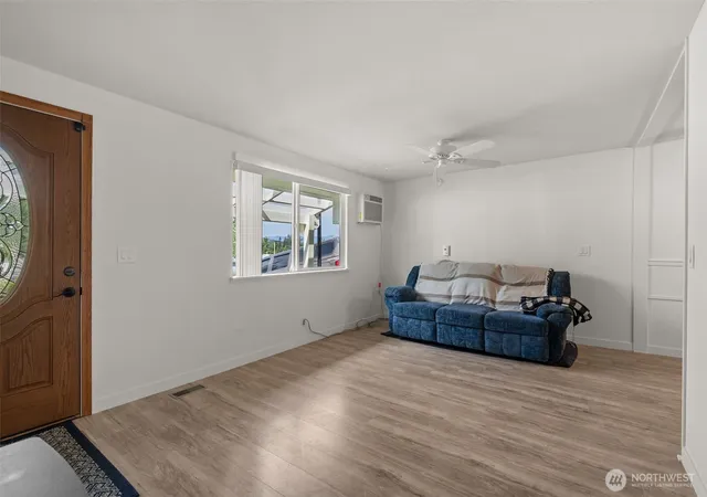Photo 4 of Single family home for sale at 11833 SE 272nd Place, Kent, WA 98030 | MLS# NWM2552079 | Listing updated on 2026-09-22