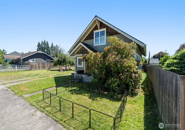 Photo 3 of Single family home for sale at 1208 W Pear St, Centralia, WA 98531 | MLS# NWM2552216 | Listing updated on 2026-09-22