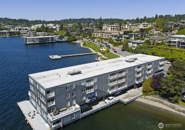 Photo 3 of Sale Pending at 733 Lake St S #301, Kirkland, WA 98033 | MLS# NWM2552300 | Listing updated on 2026-09-25
