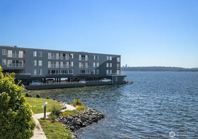 Photo 3 of Sale Pending at 733 Lake St S #301, Kirkland, WA 98033 | MLS# NWM2552300 | Listing updated on 2026-09-25