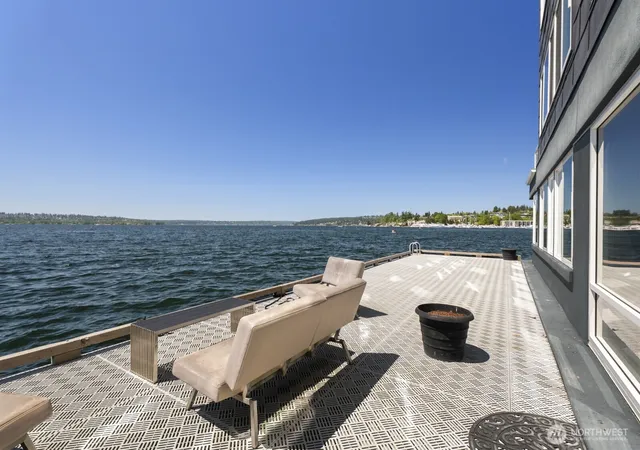 Photo 4 of Sale Pending at 733 Lake St S #301, Kirkland, WA 98033 | MLS# NWM2552300 | Listing updated on 2026-09-25