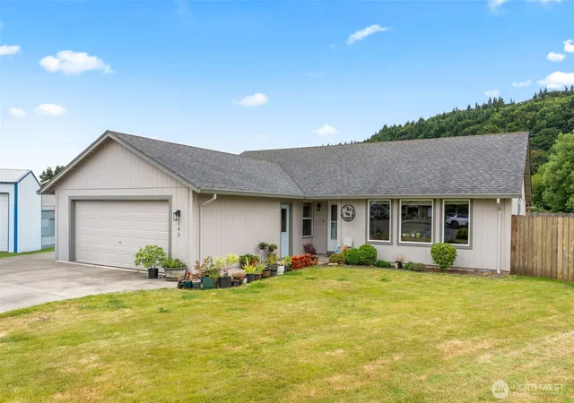 Photo 2 of Single family home for sale at 142 Charles St, Longview, WA 98632 | MLS# NWM2552321 | Listing updated on 2026-09-22