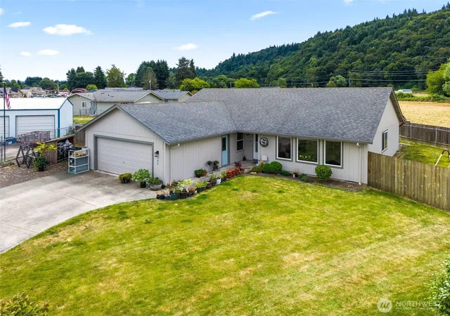 Photo 3 of Single family home for sale at 142 Charles St, Longview, WA 98632 | MLS# NWM2552321 | Listing updated on 2026-09-22
