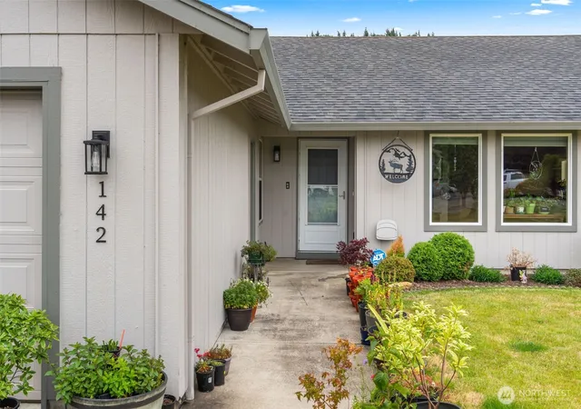 Photo 3 of Single family home for sale at 142 Charles St, Longview, WA 98632 | MLS# NWM2552321 | Listing updated on 2026-09-22