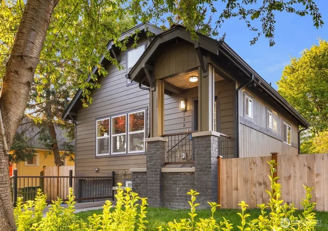 Photo 3 of Single family home for sale at 512 Nw 44th Street, Seattle, WA 98107 | MLS# NWM2552329 | Listing updated on 2026-10-01