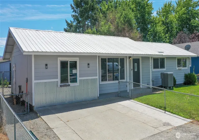 Photo 1 of Single family home for sale at 733 Ridge Pl, Omak, WA 98841 | MLS# NWM2552365 | Listing updated on 2026-09-22