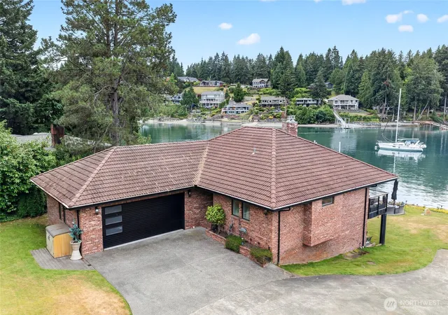 Photo 3 of Sale Pending at 3510 E Bay Dr NW, Gig Harbor, WA 98335 | MLS# NWM2552486 | Listing updated on 2026-09-25