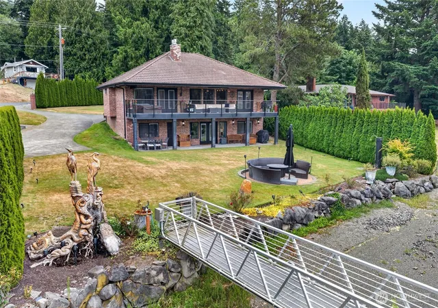 Photo 4 of Sale Pending at 3510 E Bay Dr NW, Gig Harbor, WA 98335 | MLS# NWM2552486 | Listing updated on 2026-09-25