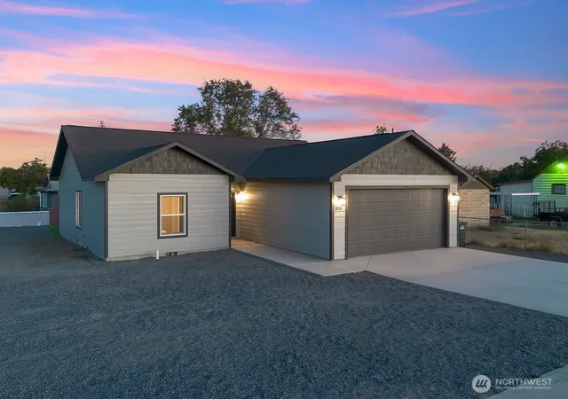 Photo 1 of Sale Pending at 2133 W Peninsula Dr, Moses Lake, WA 98837 | MLS# NWM2552493 | Listing updated on 2026-09-25