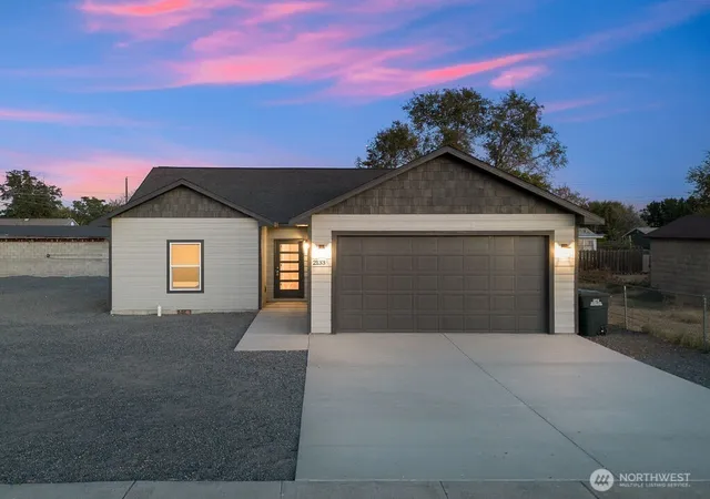 Photo 2 of Sale Pending at 2133 W Peninsula Dr, Moses Lake, WA 98837 | MLS# NWM2552493 | Listing updated on 2026-09-25