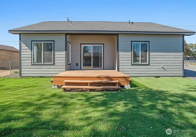 Photo 3 of Sale Pending at 2133 W Peninsula Dr, Moses Lake, WA 98837 | MLS# NWM2552493 | Listing updated on 2026-09-25
