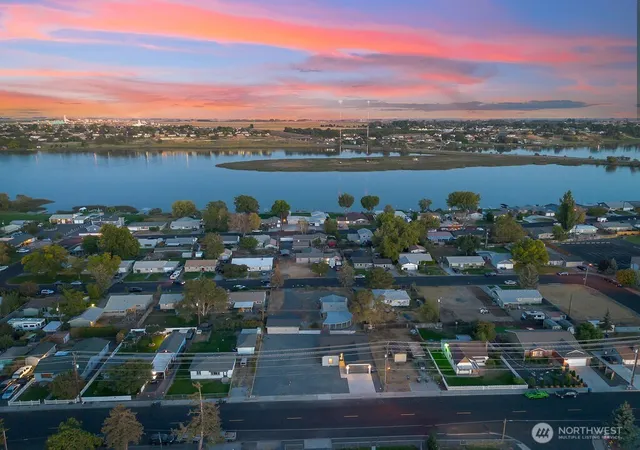 Photo 4 of Sale Pending at 2133 W Peninsula Dr, Moses Lake, WA 98837 | MLS# NWM2552493 | Listing updated on 2026-09-25