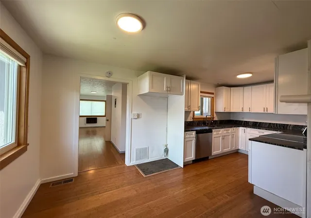 Photo 3 of Single family home for sale at 424 Sw 3rd Street, College Place, WA 99324 | MLS# NWM2552569 | Listing updated on 2026-09-22