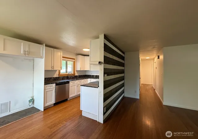 Photo 3 of Single family home for sale at 424 SW 3rd Street, College Place, WA 99324 | MLS# NWM2552569 | Listing updated on 2026-09-22