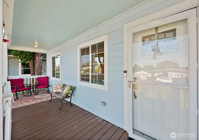 Photo 3 of Single family home for sale at 6829 S Thompson Ave, Tacoma, WA 98408 | MLS# NWM2552575 | Listing updated on 2026-09-25