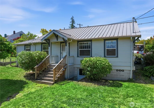 Photo 2 of Sale Pending at 4417 Seahurst Ave, Everett, WA 98203 | MLS# NWM2552612 | Listing updated on 2026-10-02