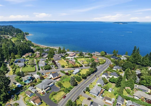 Photo 3 of Sale Pending at 4417 Seahurst Ave, Everett, WA 98203 | MLS# NWM2552612 | Listing updated on 2026-10-02
