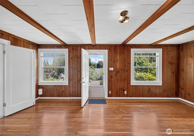 Photo 3 of Sale Pending at 4417 Seahurst Ave, Everett, WA 98203 | MLS# NWM2552612 | Listing updated on 2026-10-02