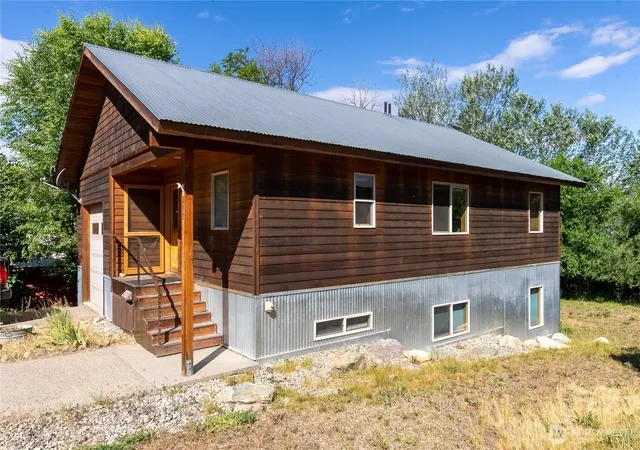 Photo 2 of Single family home for sale at 308 Washington St, Winthrop, WA 98862 | MLS# NWM2552658 | Listing updated on 2026-09-22