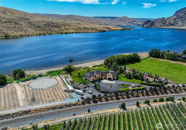 Photo 1 of Single family home for sale at 30 Stennes Point Rd, Pateros, WA 98846 | MLS# NWM2552805 | Listing updated on 2026-09-22