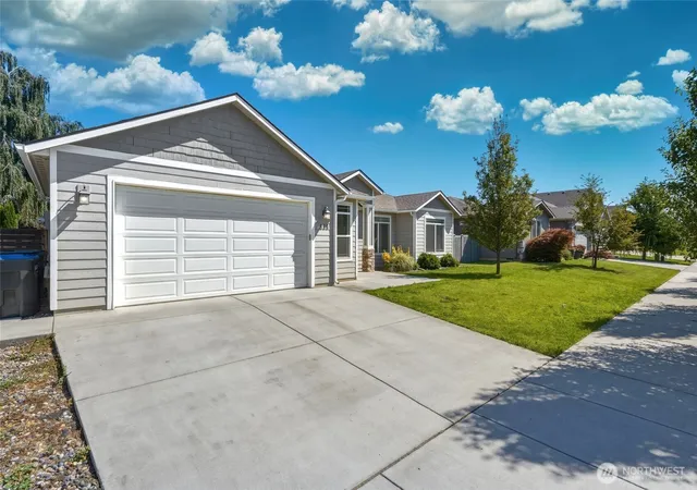 Photo 3 of Single family home for sale at 886 Boulder St, Walla Walla, WA 99362 | MLS# NWM2552815 | Listing updated on 2026-09-22