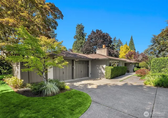 Photo 1 of Single family home for sale at 3001 Hunts Point Dr, Hunts Point, WA 98004 | MLS# NWM2552905 | Listing updated on 2026-10-01