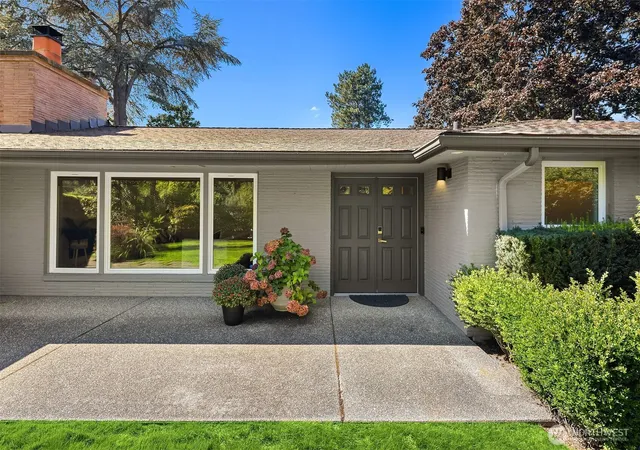 Photo 3 of Single family home for sale at 3001 Hunts Point Dr, Hunts Point, WA 98004 | MLS# NWM2552905 | Listing updated on 2026-10-01