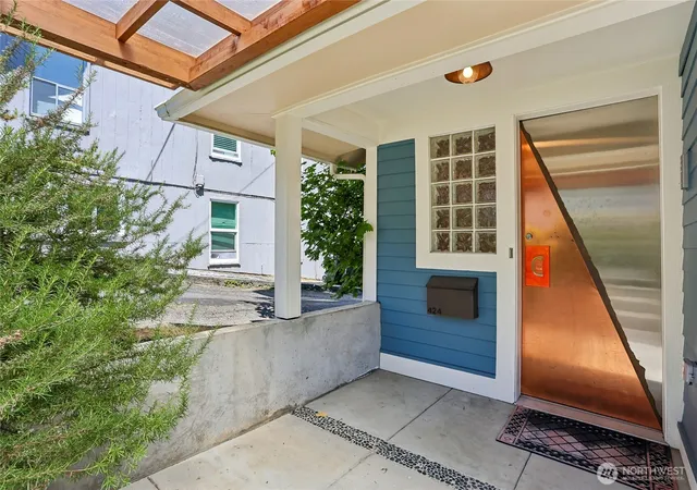 Photo 3 of Single family home for sale at 424 35th Avenue S, Seattle, WA 98144 | MLS# NWM2552939 | Listing updated on 2026-10-02