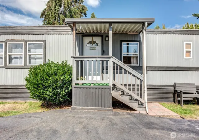 Photo 2 of Manufactured home for sale at 11622 Silver Lake Rd #73, Everett, WA 98208 | MLS# NWM2552944 | Listing updated on 2026-09-24