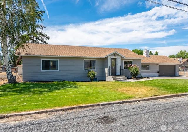 Photo 3 of Single family home for sale at 2096 Hamilton Rd Ne, Moses Lake, WA 98837 | MLS# NWM2552947 | Listing updated on 2026-09-24