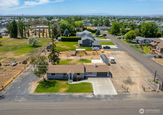 Photo 3 of Single family home for sale at 2096 Hamilton Rd NE, Moses Lake, WA 98837 | MLS# NWM2552947 | Listing updated on 2026-09-24